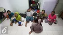 PRT infal tengah beristirahat di penyedia tenaga kerja Bu Gito, Jakarta, Kamis (30/6). Menjelang lebaran, permintaan PRT inval meningkat 10% dibanding tahun lalu, dengan tarif Rp140ribu perhari. (Liputan6.com/Immanuel Antonius)