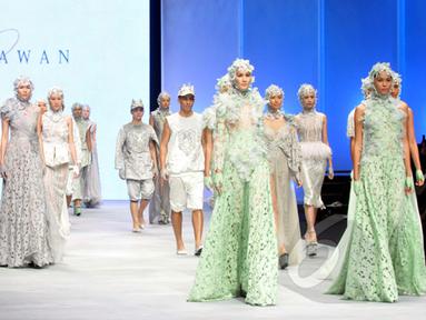 Sejumlah model memperagakan busana rancangan Ivan Gunawan yang bertema "Thalassa" pada ajang Indonesia Fashion Week 2015 di JCC Senayan, Jakarta, Kamis (26/2). (Liputan6.com/Panji Diksana)