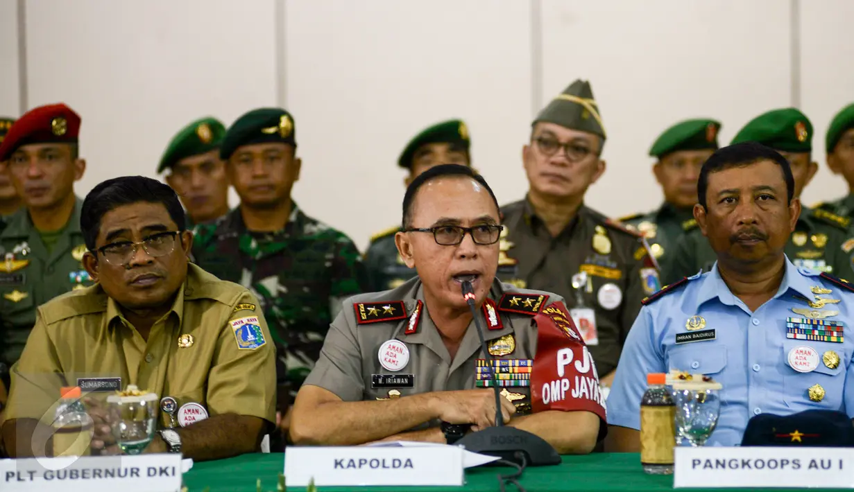 Kapolda Metro Jaya Irjen M Iriawan (tengah) memberikan keterangan saat konfrensi pers pengamanan Pilgub DKI 2017 putaran kedua di Aula Sudirman, Jakarta Timur, Kamis (13/4). (Liputan6.com/Yoppy Renato)