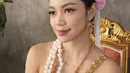 Rambut Regina disanggul rapi dengan hiasan bunga berwarna merah muda dan untaian melati putih, memberikan tampilan yang klasik dan anggun. Foto-foto ini tidak hanya menangkap keindahan budaya Thailand, tetapi juga menunjukkan pesona Regina Phoenix yang memikat. Momen ini menjadi kenangan berharga bagi Regina dan penggemarnya, menciptakan kesan mendalam tentang keindahan budaya dan keanggunan wanita Indonesia.  (Liputan6.com/IG/@reginaaphx)