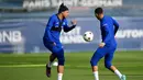 Penyerang Paris Saint-Germain Kylian Mbappe bersaing dengan Achraf Hakimi saat sesi latihan menjelang matchday 4 Grup H Liga Champions menjamu Benfica, di tempat latihan klub Camp des Loges di Saint-Germain-en-Laye, dekat Paris pada 10 Oktober 2022. Pada matchday sebelumnya, dua tim ini bermain imbang di Portugal. (FRANCK FIFE / AFP)