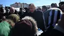 Presiden Turki Recep Tayyip Erdogan bertemu dengan penduduk yang mengungsi di bawah tenda yang didirikan pemerintah selama kunjungannya ke kota Kahramanmaras di tenggara Turki, dua hari setelah gempa kuat melanda wilayah tersebut, pada 8 Februari 2023. Warga membakar puing-puing agar tetap hangat, setelah gempa bumi, yang merupakan yang terbesar yang pernah dialami Turki sejak 1939. (AFP/Ozan Kose)