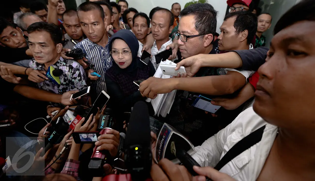 Cawagub DKI Jakarta, Sylviana Murni memberikan keterangan usai menjalani pemeriksaan terkait kasus dugaan korupsi dana bantuan sosial (bansos) di Bareskrim Polri, Jumat (20/1). Sylviana menjalani pemeriksaan selama 7,5 jam. (Liputan6.com/Faizal Fanani)