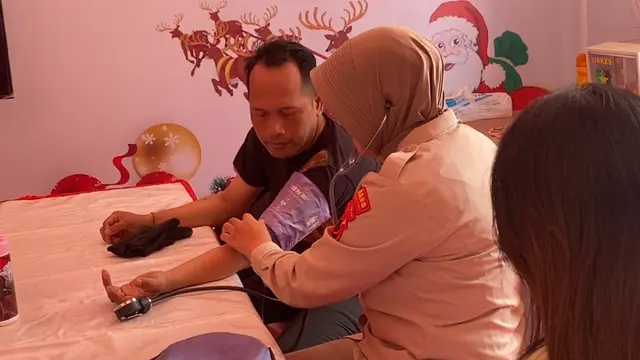 Cek kesehatan gratis pemudik nataru di Pemalang. (Foto: Liputan6.com/Humas Polres Pemalang)