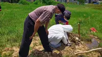 Petugas Ambil Potongan Bangkai Ungkap Penyebab Hewan Mati Mendadak di Cibarusah Bekasi
