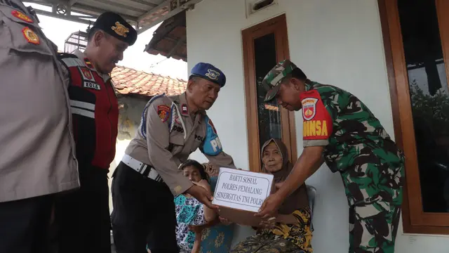 Personel gabungan patroli jalan kaki dan bagi sembako di kawasan Banjir Rob di Pemalang. (Foto: Liputan6.com/Polres Pemalang)