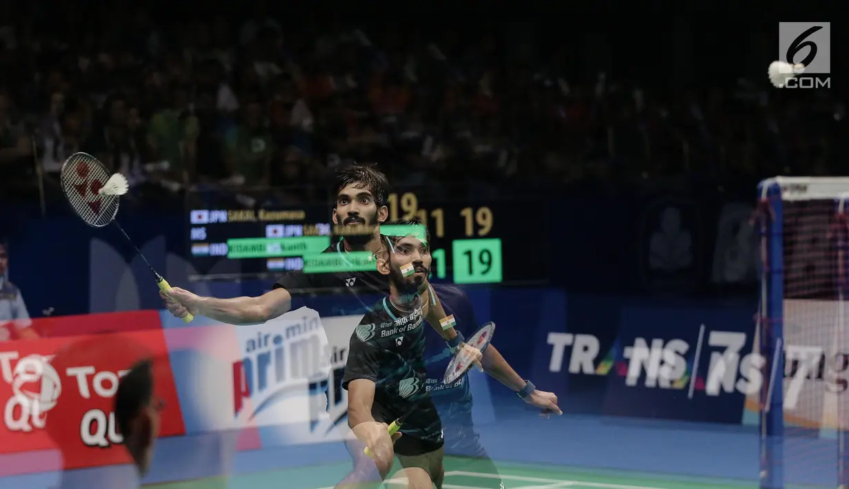 Tunggal Putra India Kidambi Srikanth berusaha memukul kok saat melawan tunggal putra Jepang Kazumasa Sakai dalam final BCA Indonesia Open 2017 di Jakarta, Minggu (18/6). Kidambi Srikanth menang dengan skor 21-11, 21-19. (Liputan6.com/Faizal Fanani)