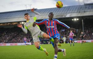 Phil Foden berebut bola dengan Ismaila Sarr dalam laga Liga Inggris antara Crystal Palace vs Manchester City di Selhurst Park, 14 Desember 2025. (AP Photo/Kin Cheung)