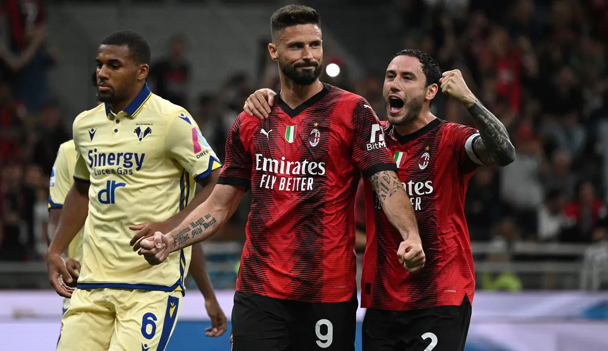 Selebrasi striker AC Milan, Olivier Giroud (tengah) setelah mencetak gol ke gawang Hellas Verona pada laga Liga Italia 2022/2023 di San Siro Stadium, Milan (4/6/2023). Membela Chelsea selama 3,5 musim mulai tengah musim 2017/2018 hingga akhir muism 2020/2021, Olivier Giroud memutuskan hijrah ke AC Milan 2021/2022 dan bertahan hingga kini. Ia pun berperan membawa AC Milan menjuarai Liga Italia pada musim pertamanya. (AFP/Gabriel Bouys)