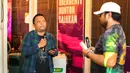 <p>Jurnalis Bola.com, Rizki Hidayat (kiri) memberikan prediksi pertandingan saat Roaring Night Liga Inggris antara West Ham melawan Arsenal yang berlangsung di Triboon, Cilandak, Jakarta Selatan, Minggu (11/02/2024) malam WIB. (Bola.com/Bagaskara Lazuardi)</p>