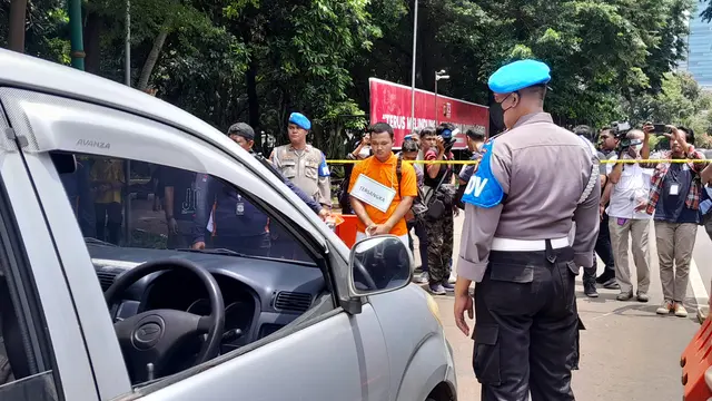 Anggota Densus 88 Antiteror Bripda HS melakukan rekonstruksi pembunuhan sopir taksi online di Depok hari ini, Kamis (16/2/2023).