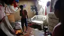 Seorang pria berada di dalam ruangan, tempat dimana kelima orang tersebut tewas ditembak oleh orang tak dikenal di Manila, Filipina (1/11). (REUTERS/Damir Sagolj)