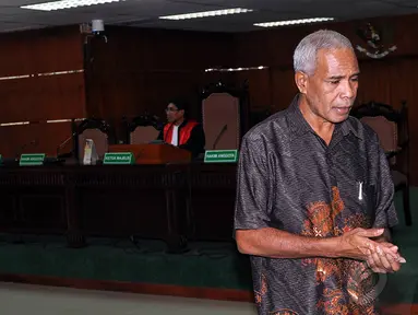  Yesaya Sombuk saat menghadiri sidang vonis dirinya di Pengadilan Tipikor, Jakarta, Senin (27/10/2014). (Liputan6.com/Miftahul Hayat)