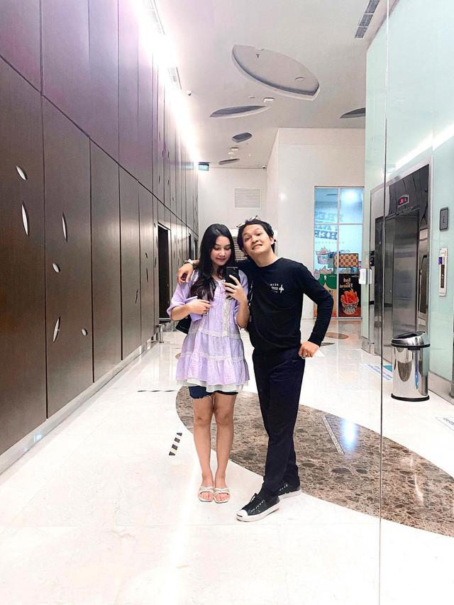 Adik Indah Permatasari, Sinta Mutiara bersama calon suaminya Aslan (Foto: Instagram aslanandy)