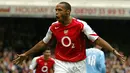 Thierry Henry. Striker yang kini berusia 44 tahun dan menjabat asisten pelatih di Timnas Belgia ini total telah mencetak 360 gol sepanjang kariernya di level klub sejak 1994. Ia total memperkuat 5 klub, termasuk Arsenal dan Barcelona hingga pensiun pada 2015 bersama Red Bulls. (AFP/Odd Andersen)