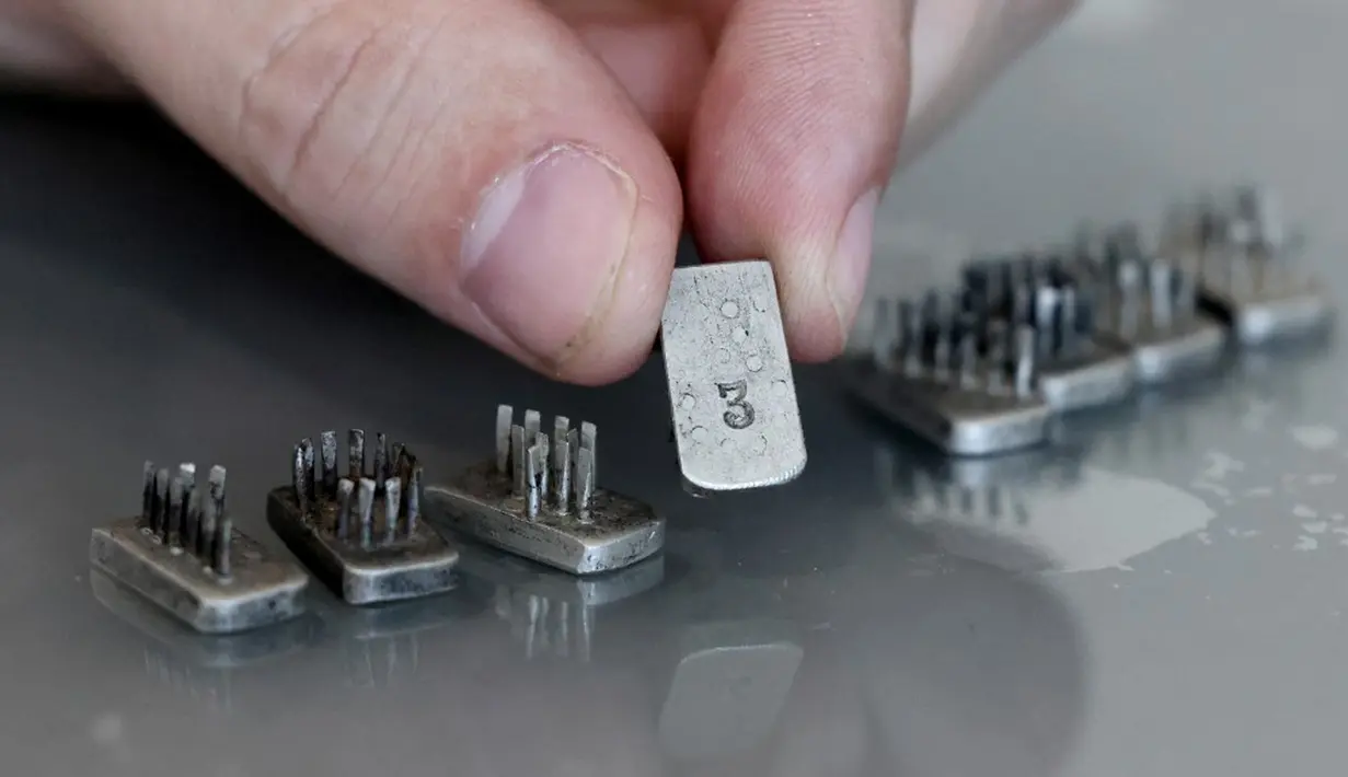 Stempel tato yang digunakan Nazi pada Yahudi dan narapidana Auschwitz lainnya dipajang di Yerusalem, 8 November 2021. Pengadilan Israel mengeluarkan perintah untuk menghentikan lelang stempel tato yang digunakan oleh Nazi pada orang Yahudi dan narapidana Auschwitz lainnya. (EMMANUEL DUNAND/AFP)