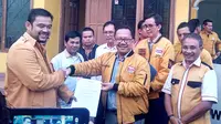 Partai Hanura versi Bambu Apus, secara resmi memberhentikan Aceng Fikri, sebagai Ketua DPD Hanura Jawa Barat. (Liputan6.com/Jayadi Supriadin)