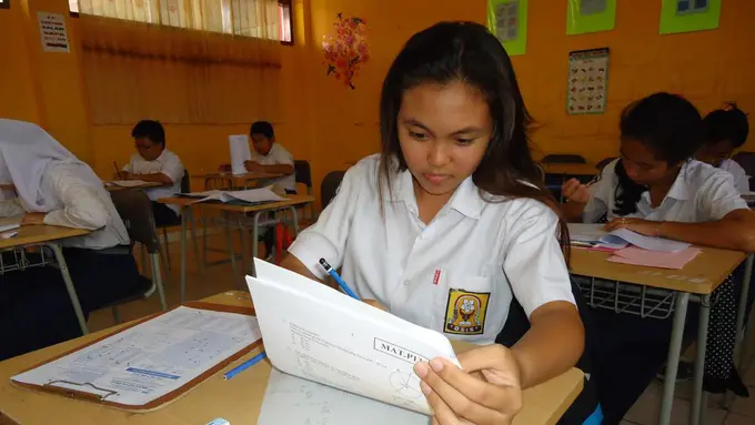 12 Potret UN SMP 2016 yang Bikin Kamu Rindu Seragam Putih Biru