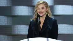 Aktris Chloe Grace Moretz memberikan pidato pada hari keempat Konvensi Nasional Partai Demokrat di Philadelphia, Pennsylvania, AS (28/7). Chloe Moretz mengajak para anak muda untuk memberikan suaranya di pemilihan mendatang. (Alex Wong/Getty Images/AFP)