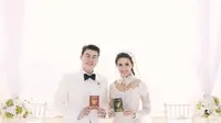 Asty Ananta dan Hendra Suyanto mengunggah foto pamer buku nikah (Instagram/@asty_ananta)