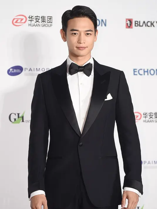 Meskipun personel paling muda di SHINee, akan tetapi Choi Minho terlihat begitu menawan saat ia mengenakan jas. (Foto: soompi.com)