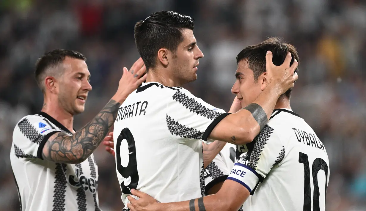 <p>Penyerang Juventus, Alvaro Morata (kiri) berselebrasi dengan rekannya Paulo Dybala usai mencetak gol ke gawang Lazio pada pertandingan lanjutan Liga Serie A Italia di &ldquo;Stadion Allianz&rdquo; di Turin, Selasa (17/5/2022). Dengan hasil imbang ini, Juventus berada di posisi ke empat klasemen dengan 70 poin dan Lazio berada peringkat lima dengan 63 poin. (AFP/MARCO BERTORELLO)</p>