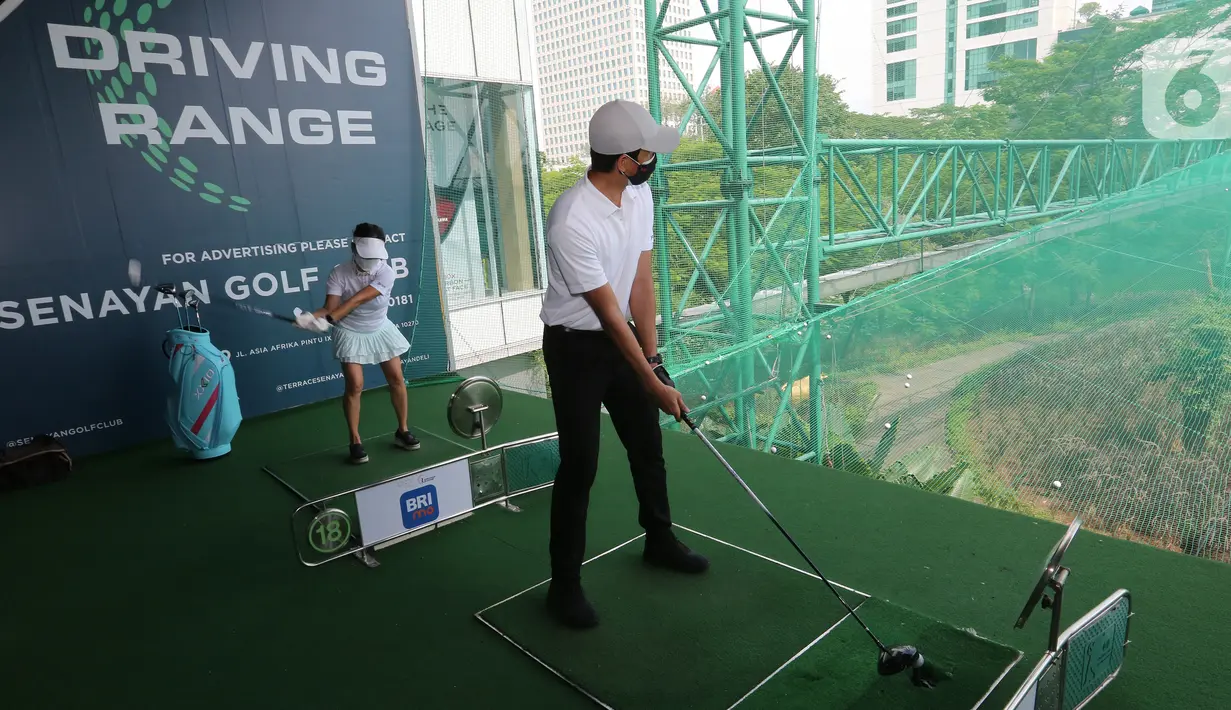 Pegolf memukul bola di sela-sela peluncuran stick golf XXIO 12 dan XXIO 12 Ladies di Senayan Golf Club, Jakarta (24/03/2022). Teknologi baru XXIO 12 mengahdirkan ActivWing, Rebound Frame, Flat Cup Face, Dual Speed Technology dan Weight Plus. (Liputan6.com/Fery Pradolo)