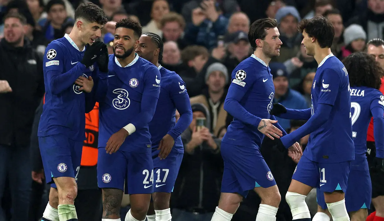 Pemain Chelsea, Kai Havertz (tengah) berebut bola dengan pemain Borussia Dortmund, Emre Can pada laga leg kedua 16 Besar Liga Champions 2022/2023 yang berlangsung di Stamford Bridge, London, Rabu (08/03/2023) WIB. The Blues berhasil melaju ke babak perempat final setelah menang dengan agregat 2-1. (AFP/Adrian Dennis)