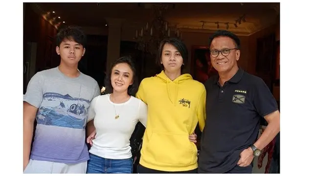 8 Potret Yuni Shara dan Kedua Putranya, Dampingi Anak saat Nonton Film Dewasa