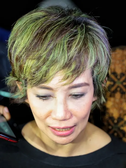 Berbeda dengan saat datang, meski enggan menjawab pertanyaan wartawan, Reza ceria dengan banyak mengumbar senyum. Usai menjalani pemeriksaan, ia telihat lemas dan pucat. Bisa jadi kecapaian berjam-jam menjalani pemeriksaan. (Adrian Putra/Bintang.com)