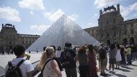 Jendela Pecah Museum Louvre Akibat Pencurian Koleksi Berlian Rp 1,7 Triliun Jadi Objek Wisata Terbaru di Paris