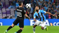 Gelandang Pachuca, Jonathan Urretaviscaya (kiri), mendapat pengawalan dari gelandang Gremio, Fernandinho, pada semifinal Piala Dunia Antarklub 2018 di Stadion Hazza bin Zayed, Al-Ain, Selasa (12/12/2017). (AFP/Giuseppe Cacace)