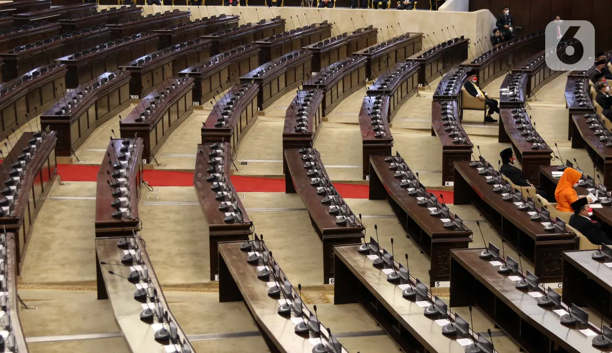 Suasana Sidang Tahunan MPR 2021 di Gedung Nusantara, Senayan, Jakarta, Senin (16/8/2021). Dalam sidang tersebut hanya sebagian angggota dewan yang hadir, sementara sisanya mengikuti sidang secara virtual. (Liputan6.com/Angga Yuniar)