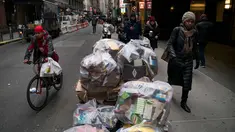 Tumpukan sampah terlihat di trotoar di Lower Manhattan, New York City (22/2). Dengan menggunakan data dari Environmental Protection Agency memberi peringkat New York City sebagai kota paling kotor di negara tersebut. (AFP Photo/Drew Angerer)
