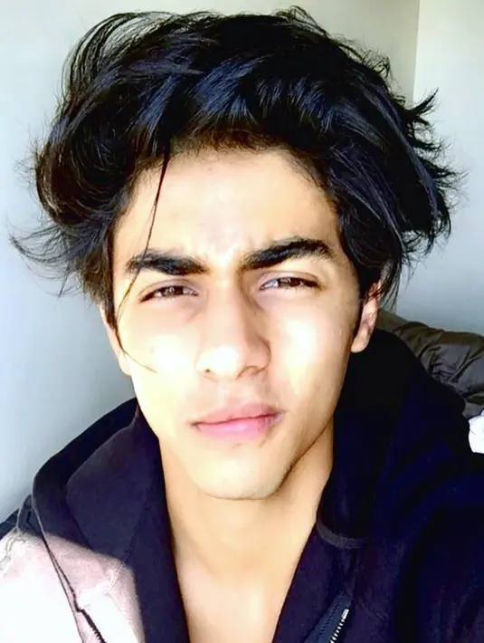 Walaupun rambutnya berantakan, Putra Shah Rukh Khan ini tetap memancarkan aura tampannya. (Liputan6.com/IG/@___aryan___)