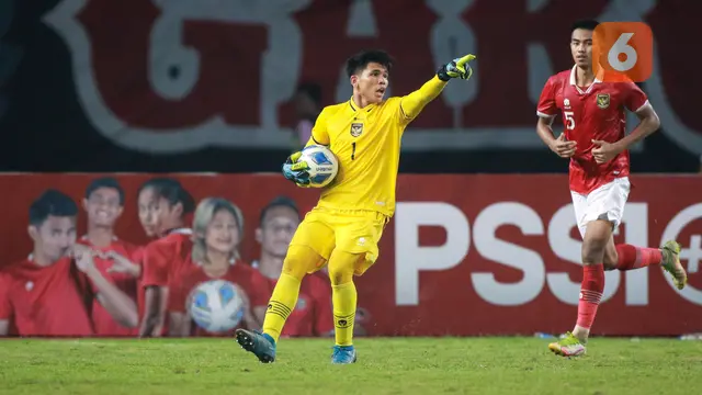 Foto: Aksi Heroik Cahya Supriadi Saat Selamatkan Gawang Timnas Indonesia U-19 dari Gempuran Thailand di Piala AFF U-19