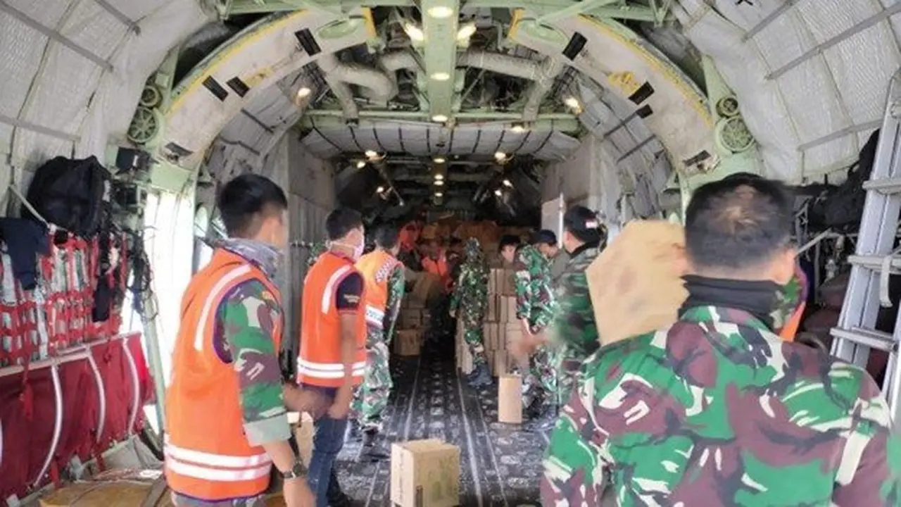 Hercules Milik TNI AU mengangkut logistik ke Pulau Galang.