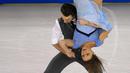 Atlet Ice skating Jerman Kavita Lorenz dan Panagiotis Polizoakis saat melakukan aksi menegangkan di Turnamen Ice Skating dunia  ISU World Figure Skating Championships, Boston , Massachusetts , Amerika Serikat, (30/3). (REUTERS / Brian Snyder)