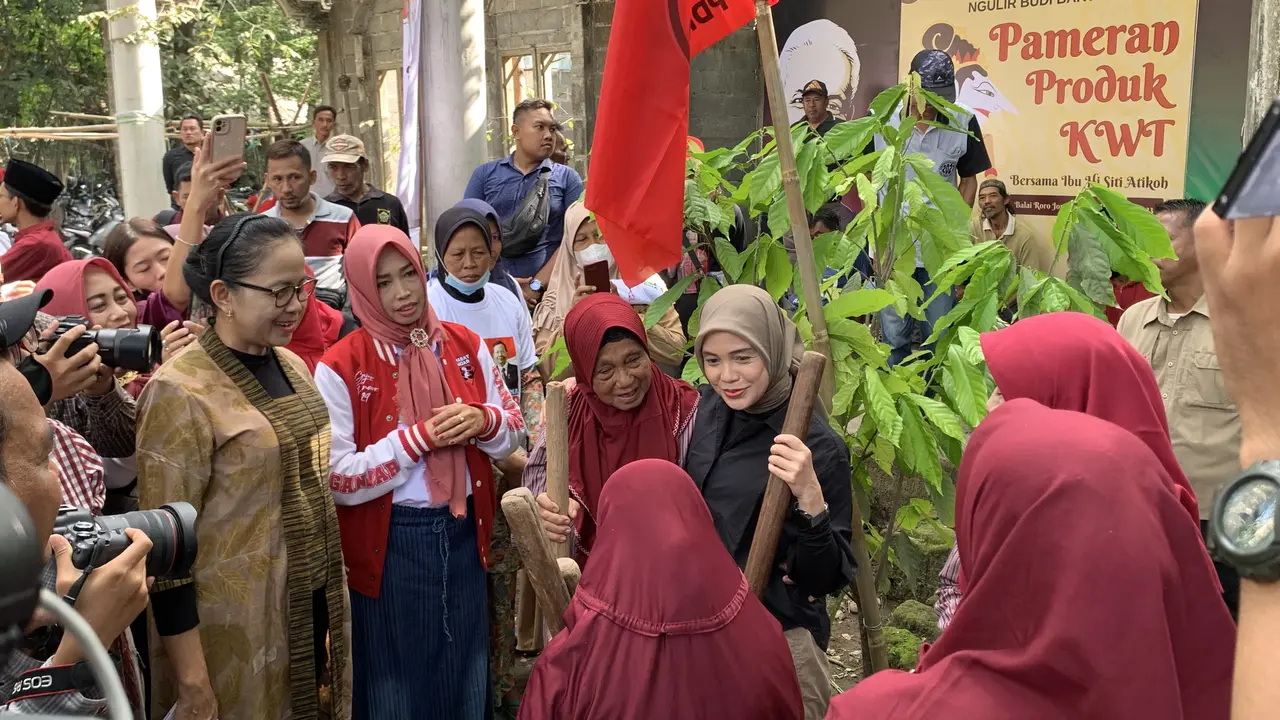 Pada hari ketiga safari politiknya, istri Calon Presiden (Capres) nomor urut 3 Ganjar Pranowo, Siti Atiqoh Supriyanti mengawali kegiatan bertemu petani dari Kelompok Wanita Tani (KWT) di Balai Roro Jonggrang, Kulon Progo, Yogyakarta, Rabu (6/12/2023).
