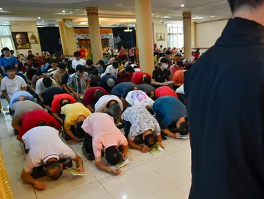 Umat berdoa di Wihara Buddha Sakyamuni, Banda Aceh pada 12 Mei 2025. (CHAIDEER MAHYUDDIN/AFP)
