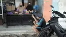 Karyawan penyandang tunarungu berkomunikasi menggunakan bahasa isyarat di Deaf Cafe and Car Wash di kawasan Cinere, Depok, Jawa Barat, Senin (27/9/2021). Seluruh karyawan di tempat cuci mobil-motor dan kafe ini merupakan penyandang tunarungu. (merdeka.com/Arie Basuki)