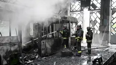 Tim penyelamat Ukraina bekerja untuk memadamkan api di sebuah terminal bus listrik setelah serangan pesawat tak berawak di Kharkiv pada 30 Mei 2025, di tengah-tengah invasi Rusia ke Ukraina. (SERGEY BOBOK/AFP)