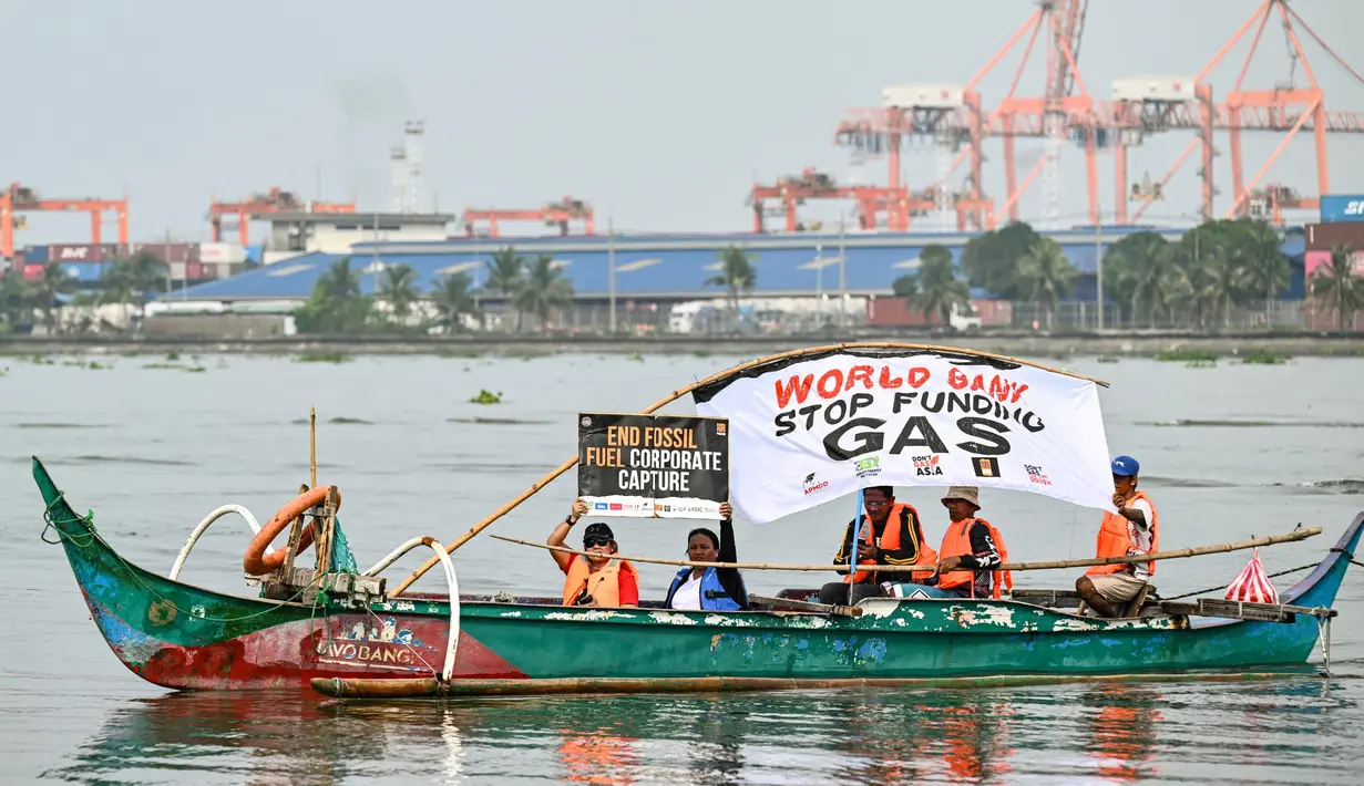 Para aktivis lingkungan memperingatkan bahaya yang ditimbulkan oleh investasi besar-besaran dalam energi fosil. (JAM STA ROSA/AFP)