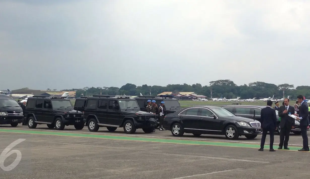 Petugas berjaga di dekat mobil yang akan di kenakan Presiden Joko Widodo dan Raja Arab Saudi, Salman bin Abdulaziz di Bandara Halim Perdanakusuma, Jakarta, Rabu (1/3).  (Liputan6.com/Fery Pradolo)