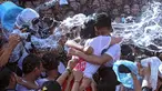Sepasang remaja pria dan wanita saling berpelukan saat festival Omed-omedan di Bali, Kamis (29/3). Festival yang dilakukan sehari setelah Hari Raya Nyepi tersebut digelar untuk memupuk persaudaraan pemuda dan pemudi desa. (AP Photo/Firdia Lisnawati)