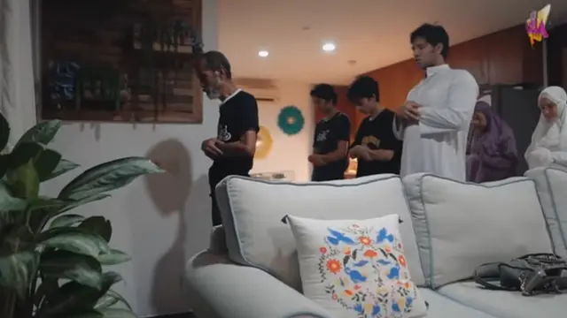 6 Momen Ammar dan Irish Bella Tarawih Bareng di Hari Pertama Ramadhan, Syahdu