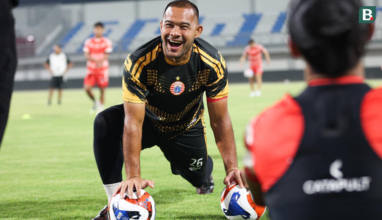 Tawa Andritany Ardhiyasa di latihan terakhir Persija Jakarta jelang laga melawan Madura United yang digelar di Stadion Gelora Madura Ratu Pamelingan, Pamekasan, Jumat (23/10/2025).