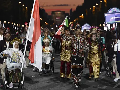 Kontingen Indonesia mengenakan ragam busana Nusantara saat mengikuti upacara pembukaan Pralimpiade Paris 2024 yang berlangsung di jalan raya ikonis Kota Paris, Place de la Concorde, Paris, Prancis, Rabu (28/08/2024) waktu setempat. (AFP/Pool/Julien De Rosa)