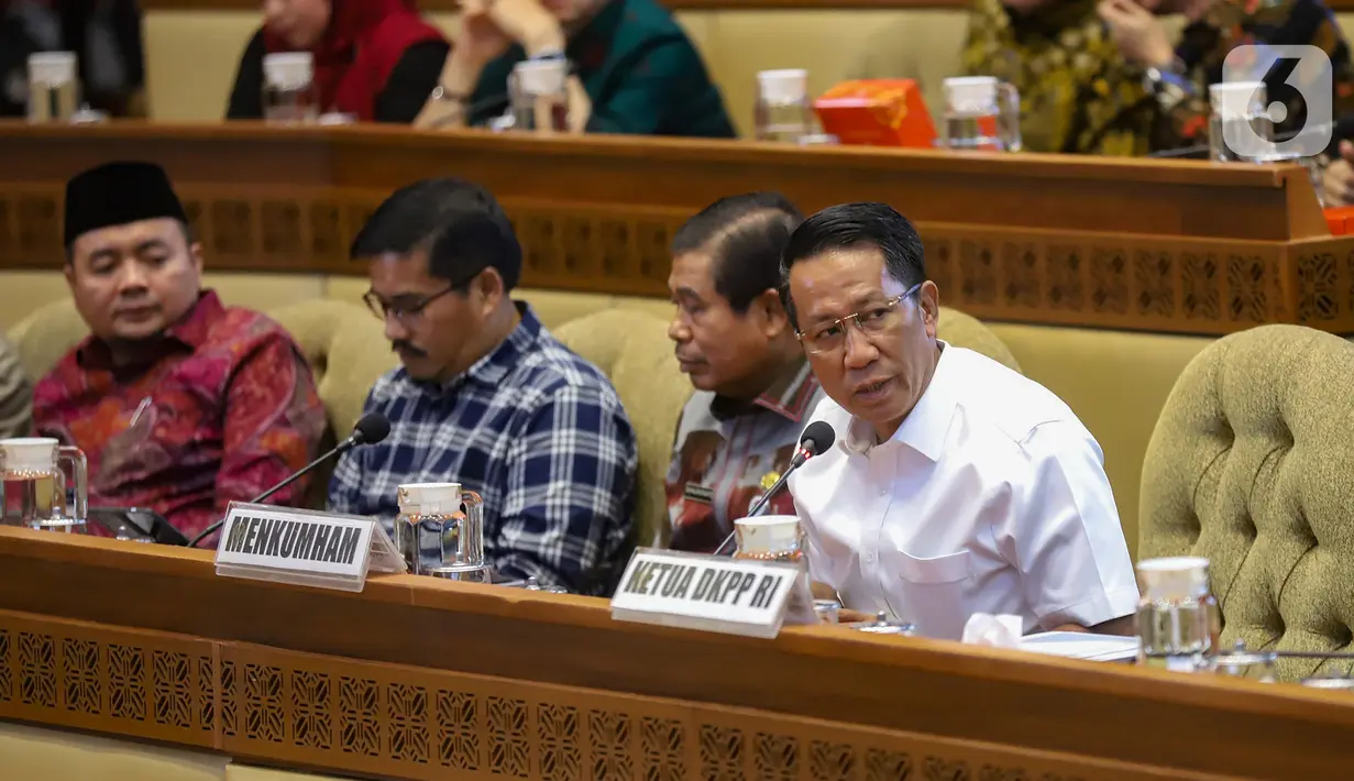 Revisi Peraturan KPU (PKPU) nomor 8 tahun 2024 pencalonan gubernur dan wakil gubernur, bupati dan wakil bupati, serta wali kota dan wakil wali kota telah disetujui Komisi II DPR RI, Minggu (25/8/2024). (merdeka.com/Arie Basuki)