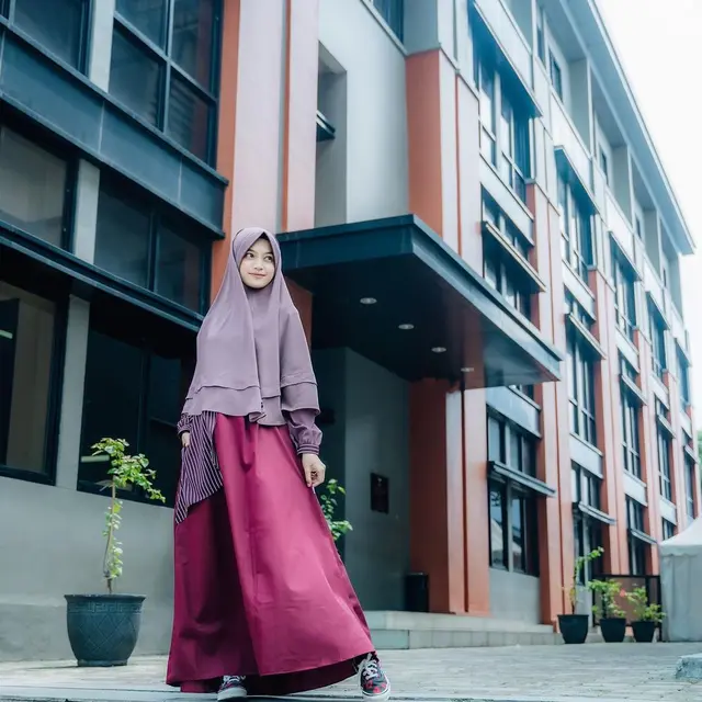 Hamil Anak Pertama, Ini 6 Potret Istri Ustaz Syam Elmarusy Pamer Baby Bump